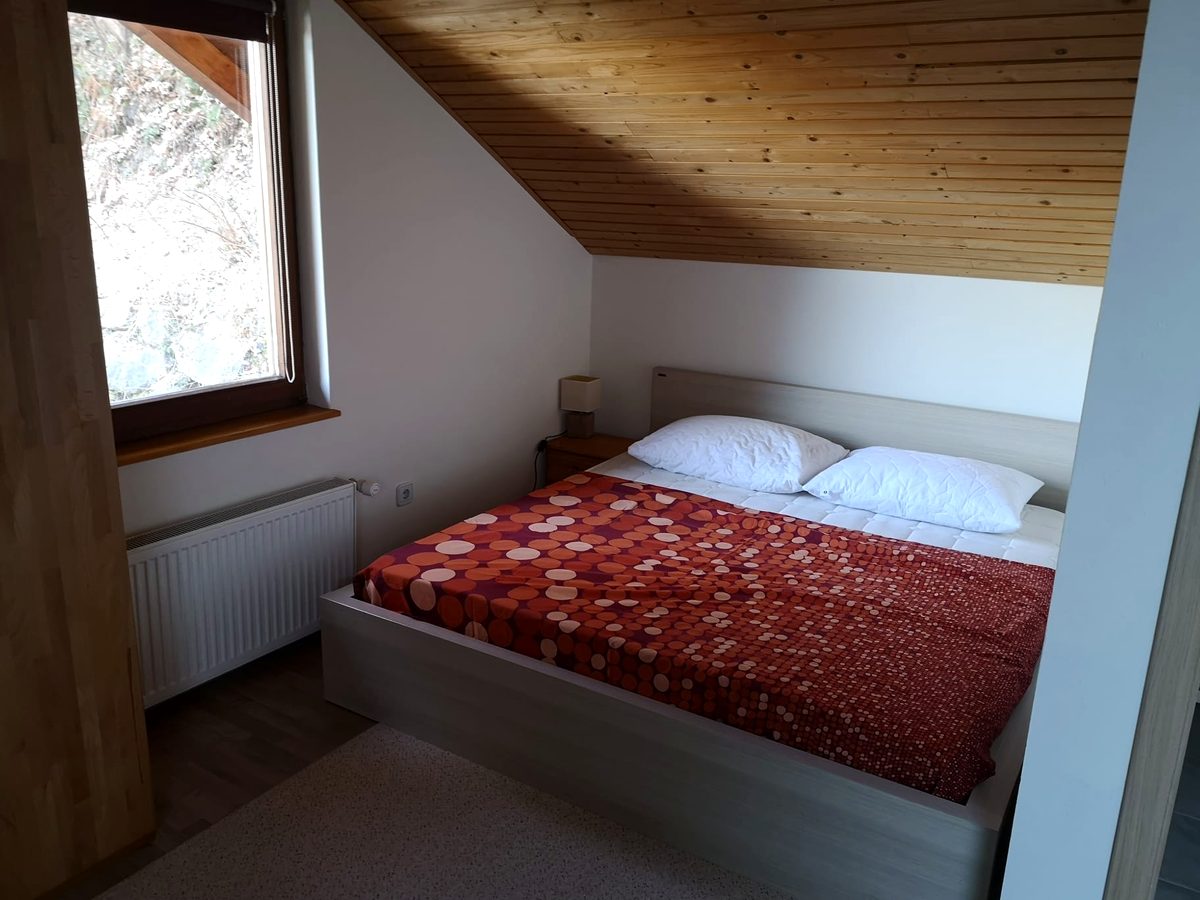 Apartma Regina spalnica z zakonsko posteljo